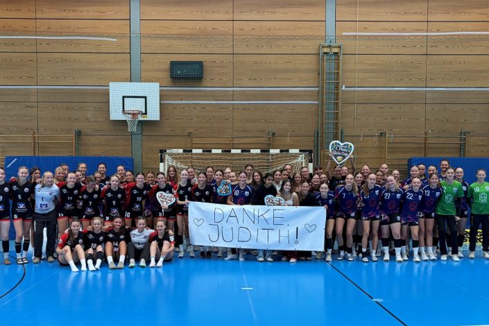 Die Herrschinger Handballteams bei der Teampräsentation zum Start in die neue Handballsaison.