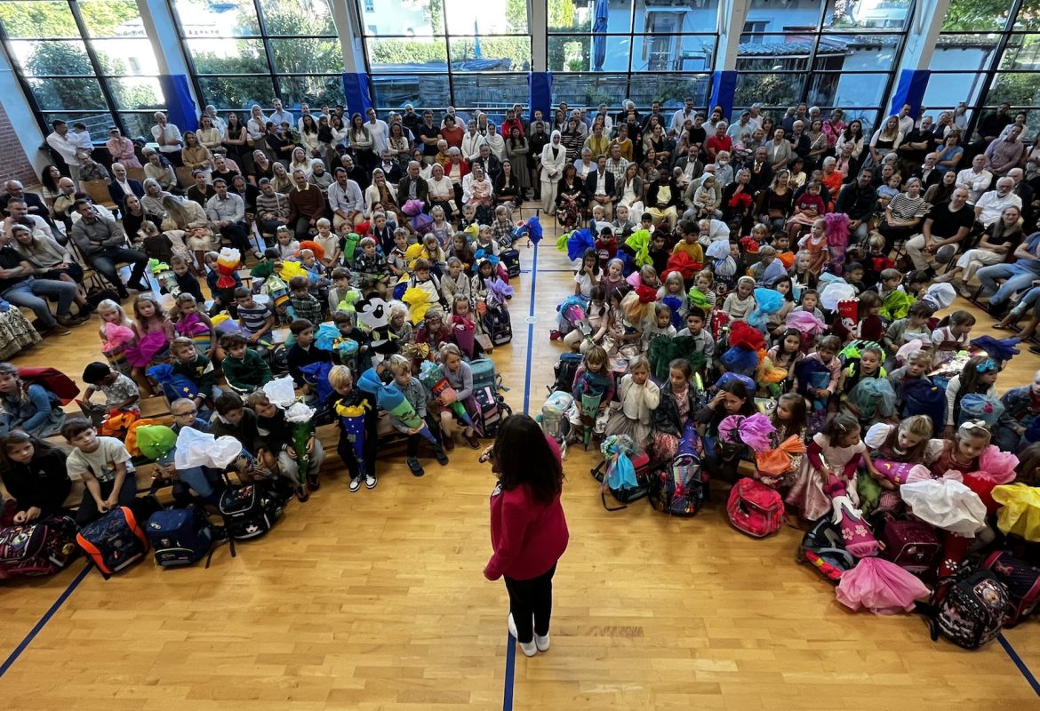 101 ABC-Schützen Herrsching bei der Einschulungsfeier in der Martinshalle der Christian-Morgenstern-Schule