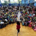 101 ABC-Schützen Herrsching bei der Einschulungsfeier in der Martinshalle der Christian-Morgenstern-Schule