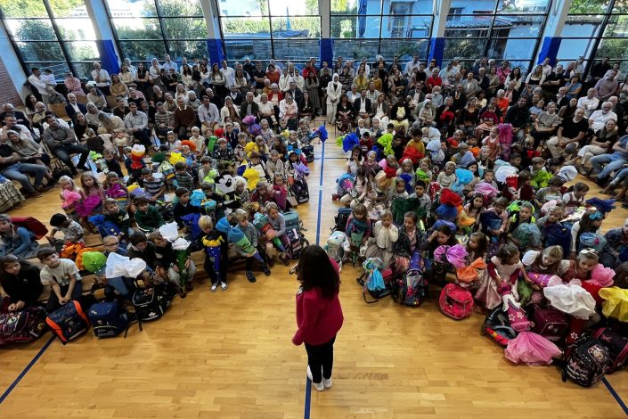 101 ABC-Schützen Herrsching bei der Einschulungsfeier in der Martinshalle der Christian-Morgenstern-Schule