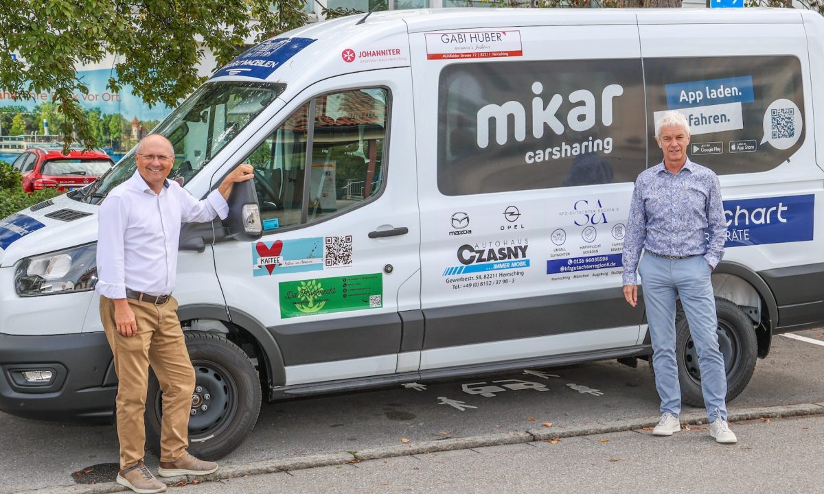 9-Sitzer-Carsharing-Fahrzeug von mikar am Bahnhof Herrsching.