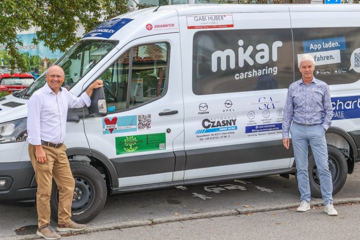 9-Sitzer-Carsharing-Fahrzeug von mikar am Bahnhof Herrsching.