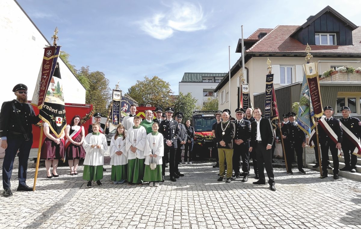 Fahrzeug- und Gerätesegnung der Feuerwehr Herrsching vor der St. Nikolaus Kirche