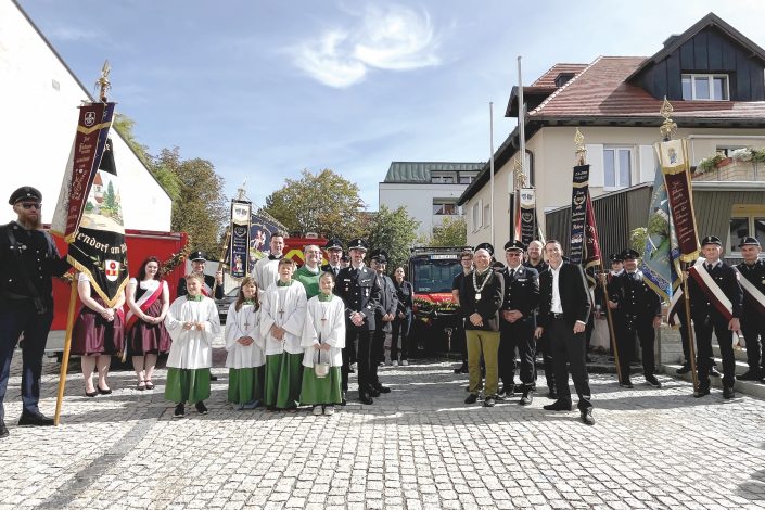 Fahrzeug- und Gerätesegnung der Feuerwehr Herrsching vor der St. Nikolaus Kirche
