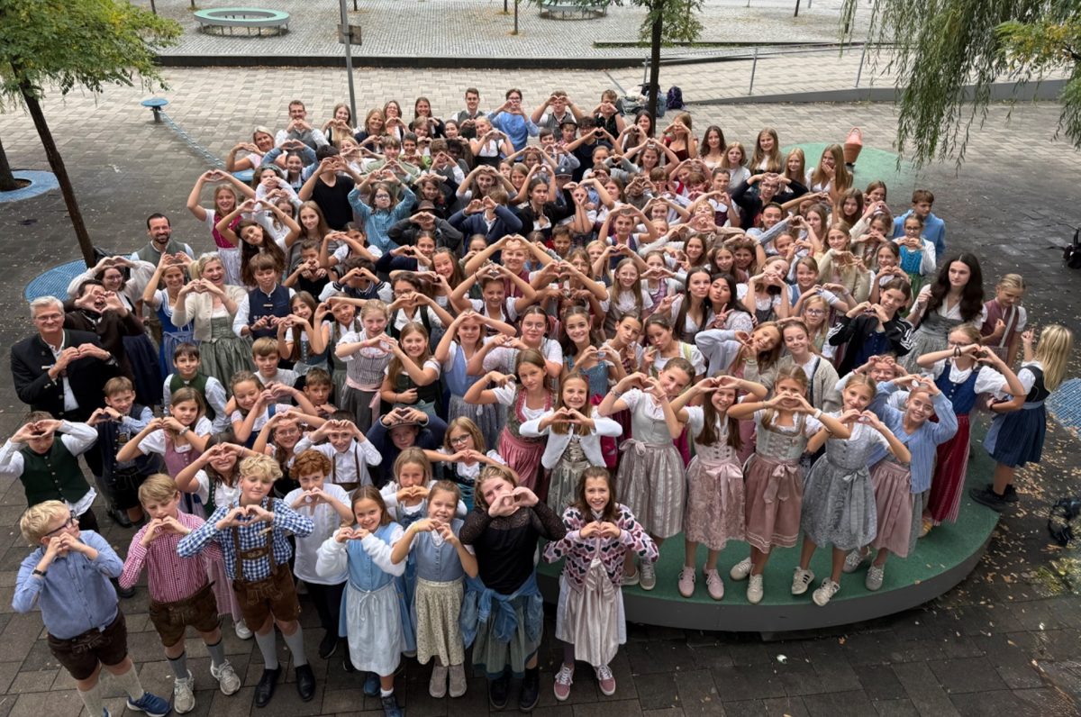 Schülerinnen und Schüler feiern die Wiesnzeit an der Realschule Herrsching in Tracht.